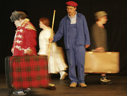 Großen Erfolg feierten Stefan Merk und das achtköpfige Ensemble des Theater Augenblick im Jahr 2006 mit seinem Stück „Zwischengleise“.